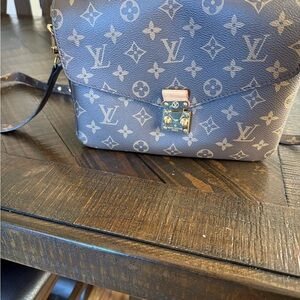 Faux Louis Vuitton Monogram crossbody in Brown and Gold